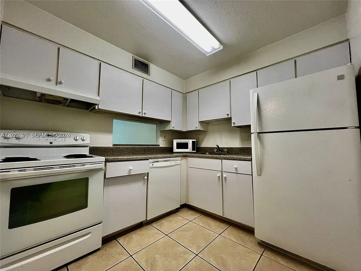 Building Photo - 5201 Geneva Way #109