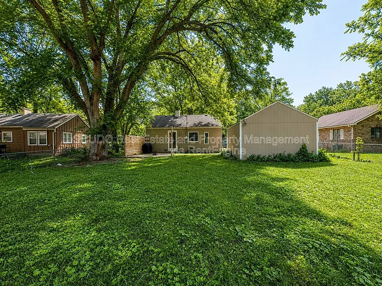 8400 Greenwood Rd — Photo 9