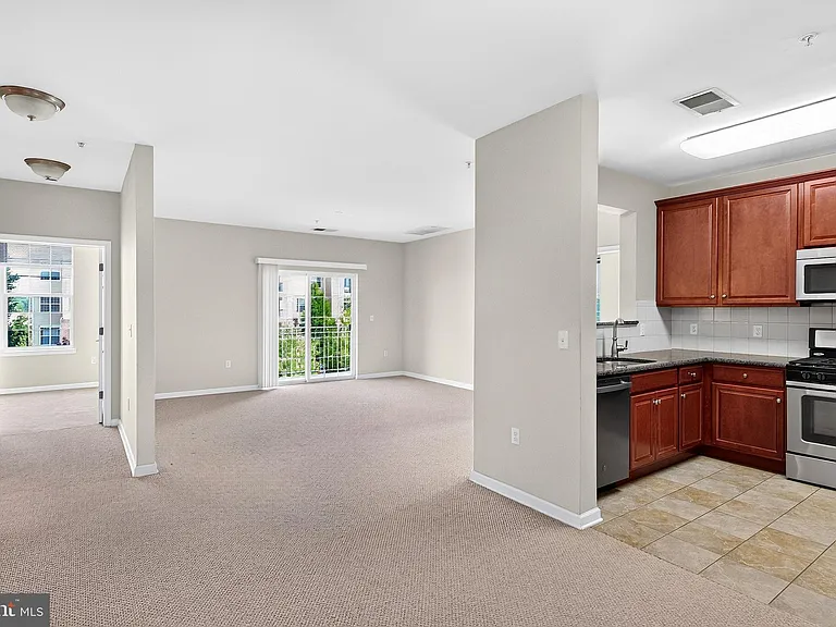 1137 Halifax Pl — Photo 4