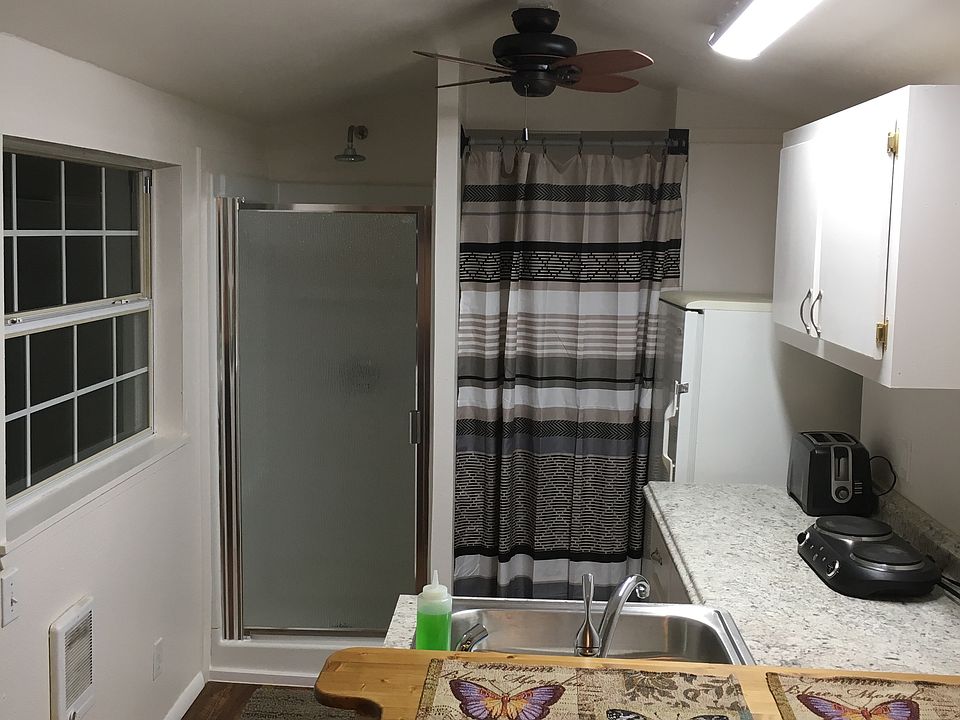 kitchenette/bath area
