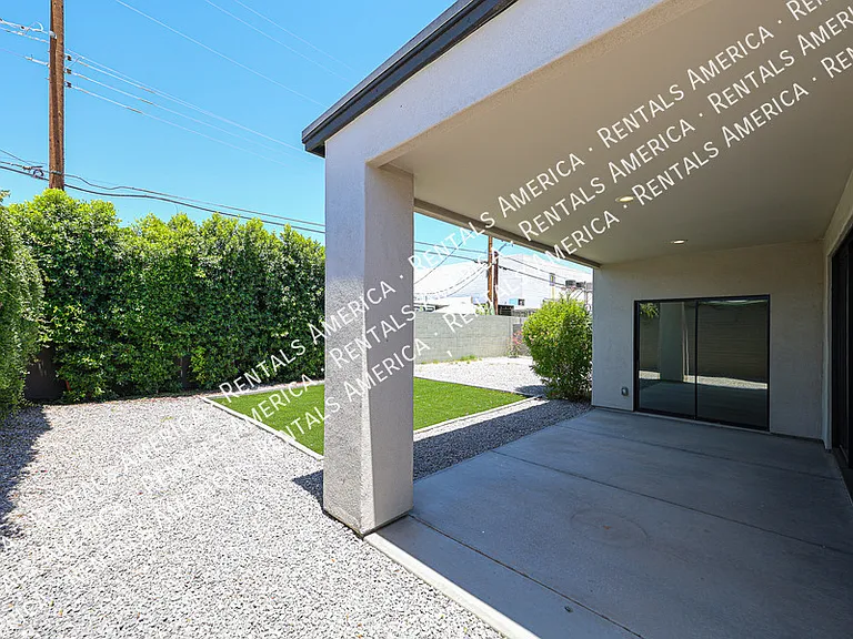 2418 E Amelia Ave — Photo 58