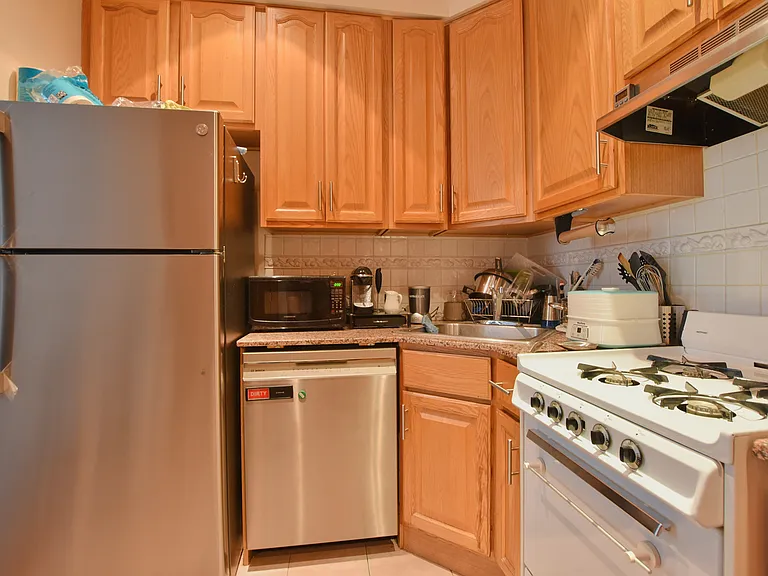 628 Hudson St #1 — Photo 4