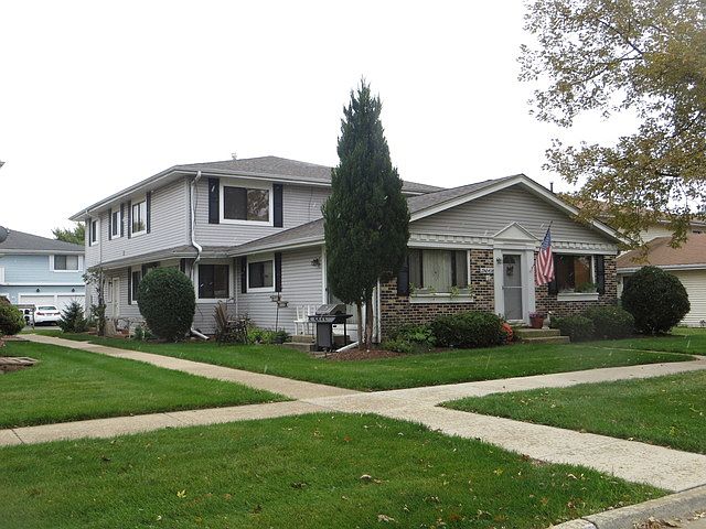 1st image of 29W543 Winchester Cir N Unit 2