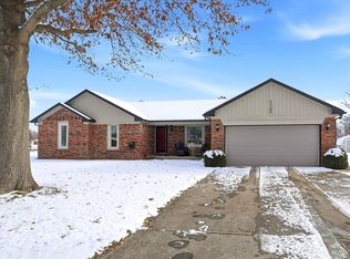 1105 Fox Trail Dr E, New Palestine, IN 46163