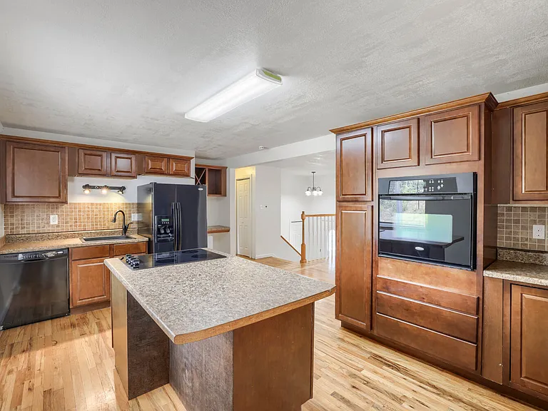 301 Moss St — Photo 8