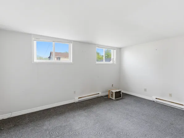 176 Nassau St #3, Oshawa, ON L1J 4A5