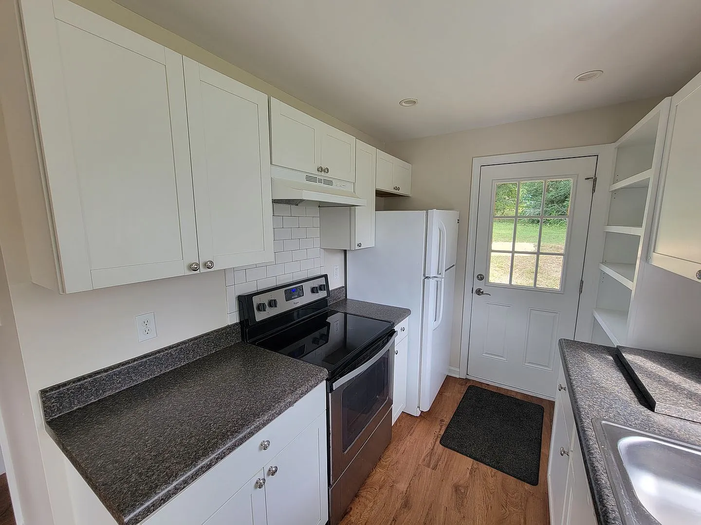 2 Bedroom House — Photo 4