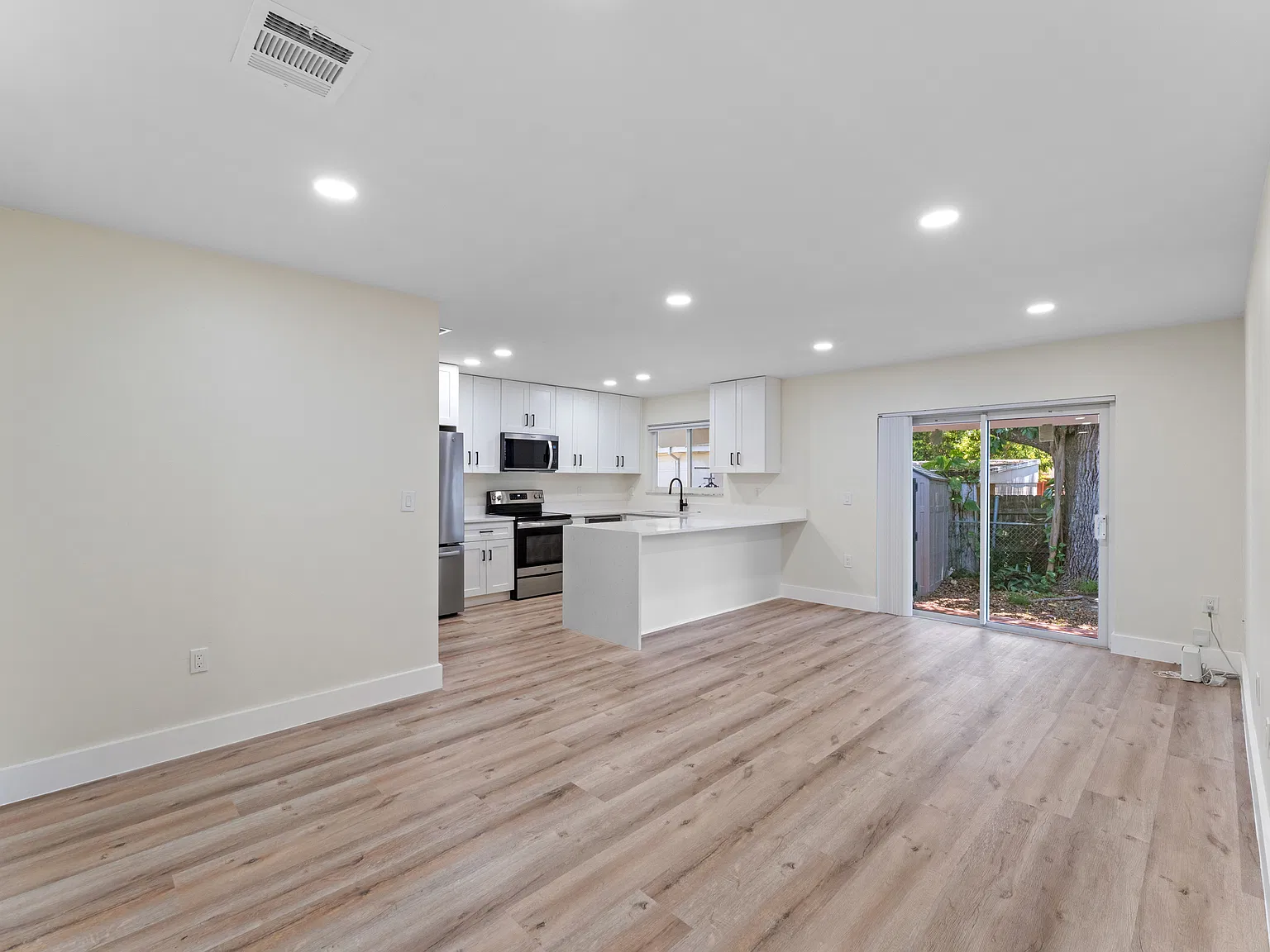 2942 SW 25th St — Photo 3