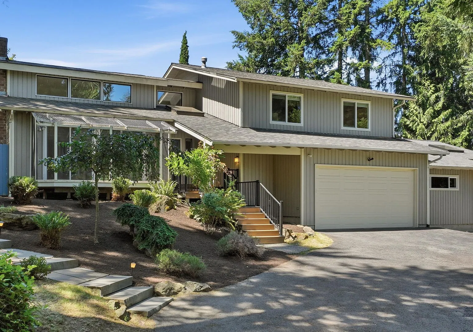 Spacious Tri-Level Home in West Lake Sammamish with Luxurious Features and Prime Location — Photo 2