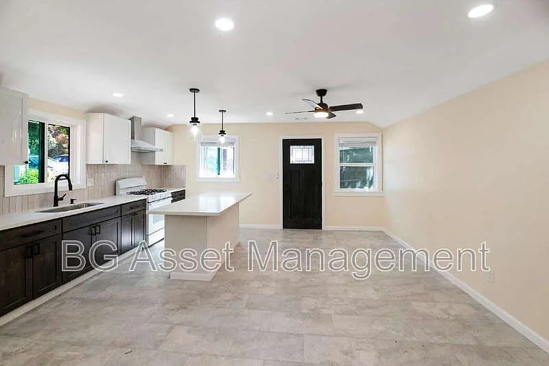 3 bed, 2.0 bath, 1000 sqft, $3,150 — Photo 4