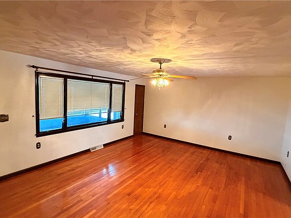 3rd image of 309 Bell Point Rd