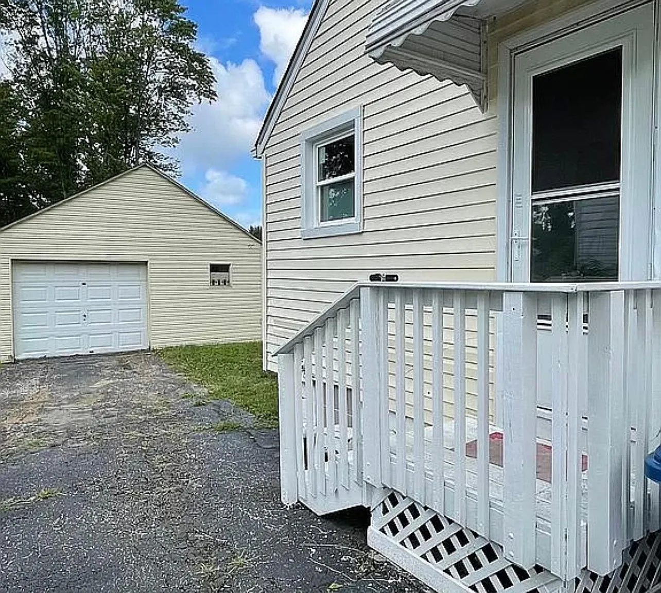 3 bed, 841 sqft, $1,400 — Photo 2
