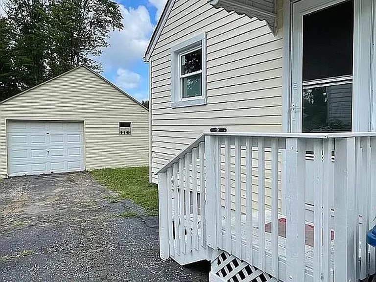 724 Cedarbrook Dr — Photo 2