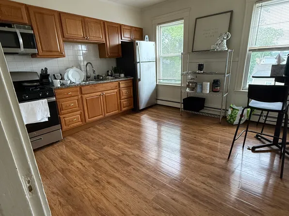 109 Myrtle St APT 3, Waltham, MA 02453