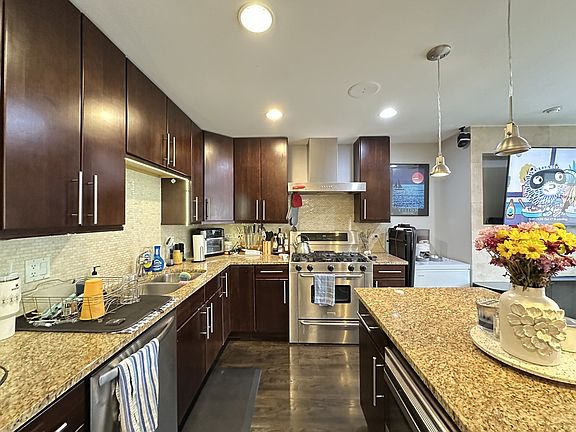 3rd image of 907 N Damen St #103