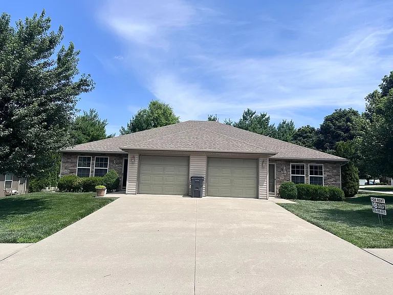 145 SE Rose Garden Ln — Photo 1