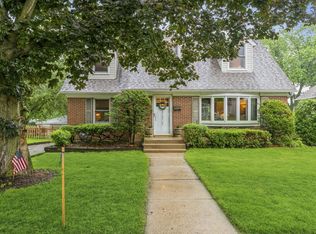 927 Dean St, Woodstock, IL 60098