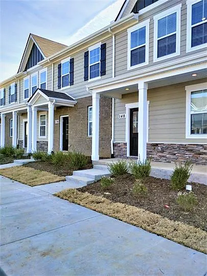 302 Carr Ln