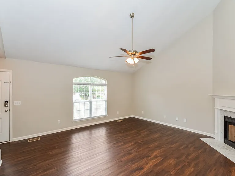 128 Louann Ln — Photo 5