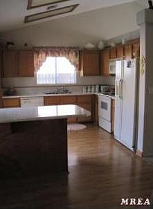 Kitchen offers Pergo Flooring and Breakfas