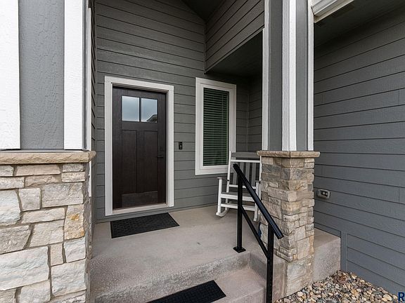 2nd image of 810 Johnson Creek Ct