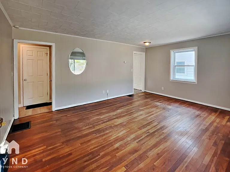 3420 Medina Ave — Photo 2
