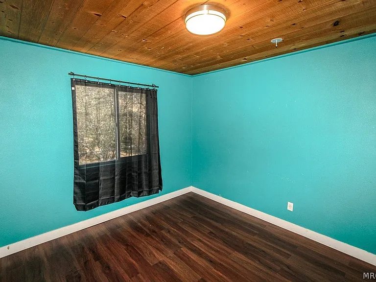 541 Spruce Ln — Photo 12