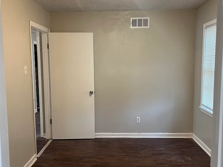 318 Red Oak St — Photo 6