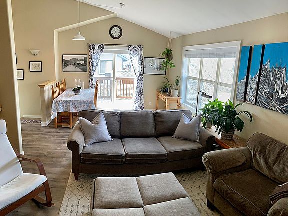 Open upstairs living/dining