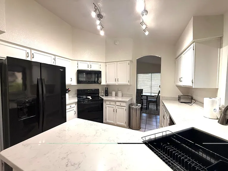 10938 W Poinsettia Dr — Photo 4