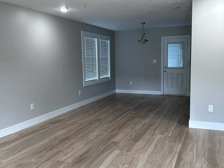 806 SE Hackberry Dr — Photo 1