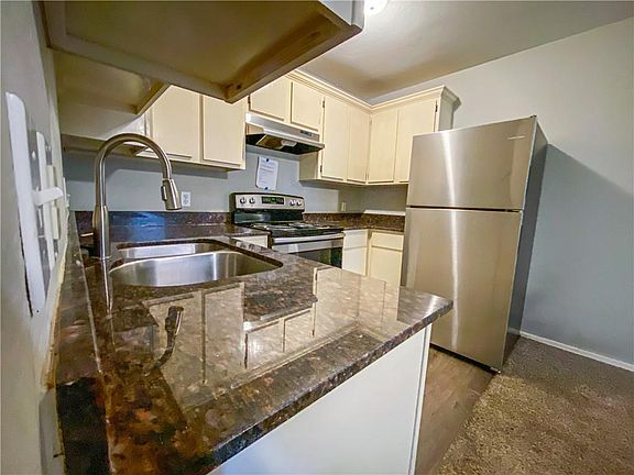5th image of 944 N Storer Ave #6