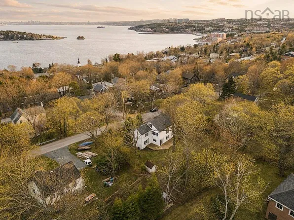 8 Emmerson St, Bedford, NS B4A 1V7