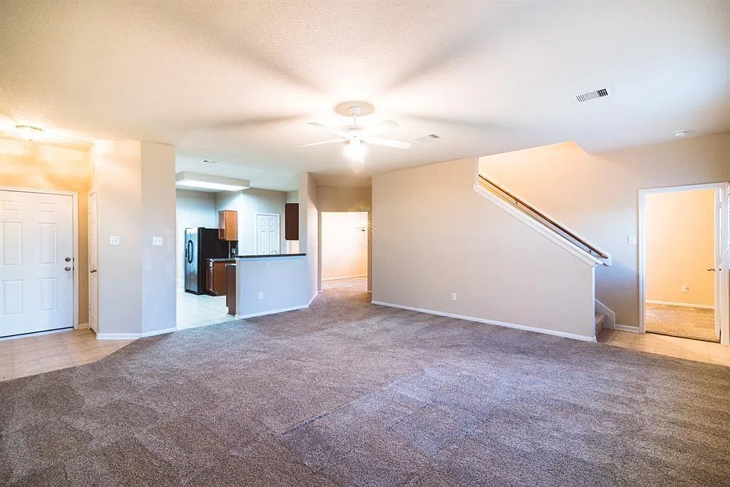 4 bed, 2.5 bath, 2368 sqft, $2,295 — Photo 4