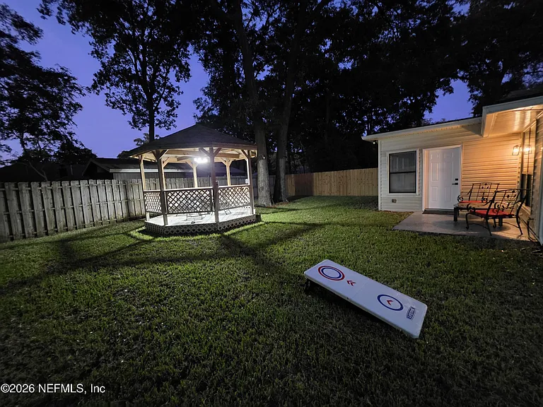 7411 Colony Cove Ln — Photo 9