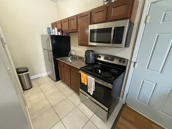 93 Elm St APT 2, Worcester, MA 01609