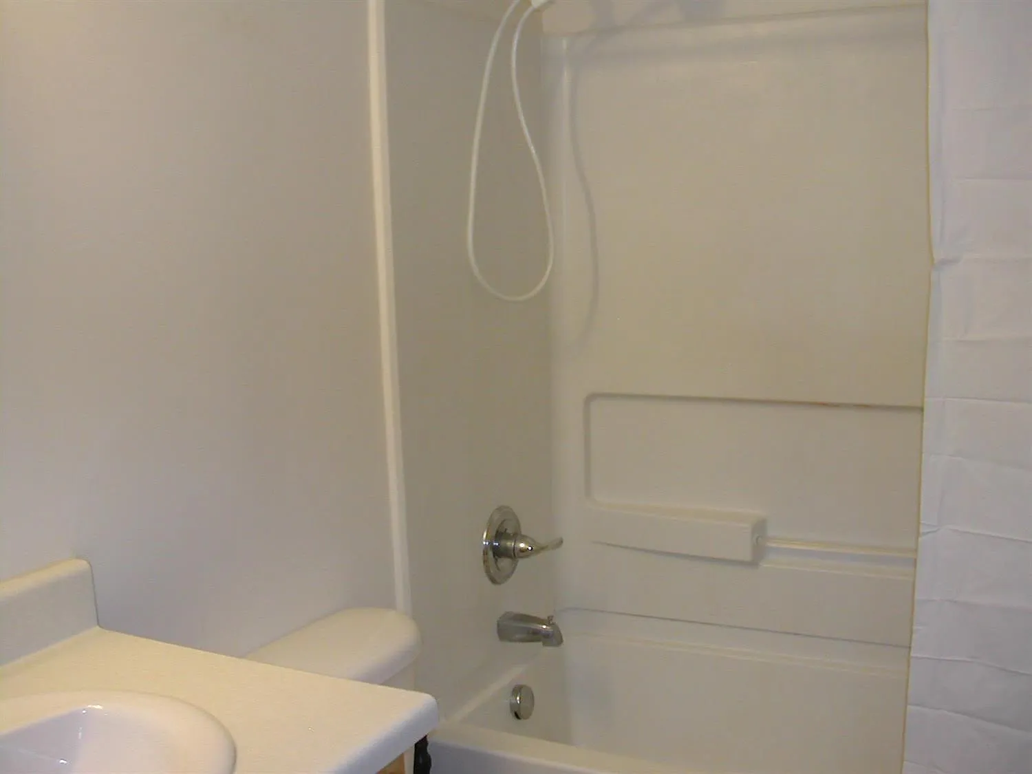 2 bed, 1.0 bath, 1824 sqft, $1,800 — Photo 4