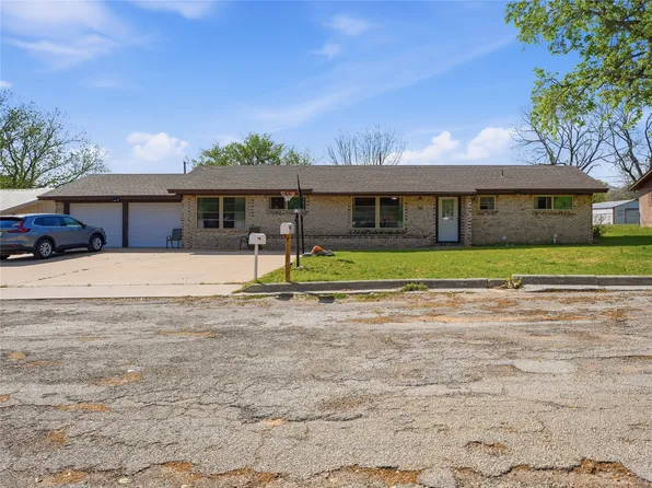 1224 N Holland St, De Leon, TX 76444