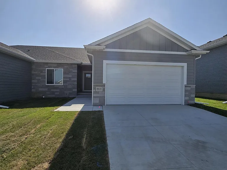 8606 Highview Cir — Photo 1