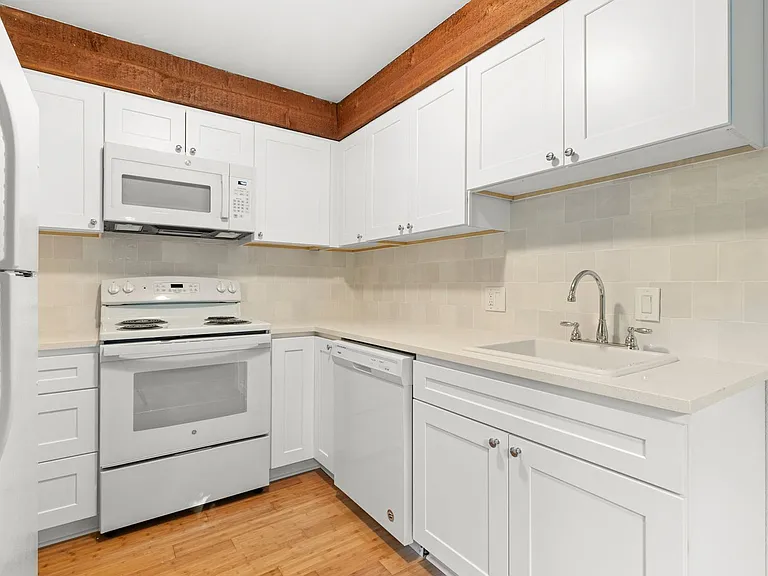 6780 SW Canyon Ter #3 — Photo 2