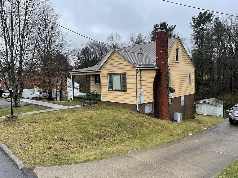 118 Northwestern Ave — Photo 2