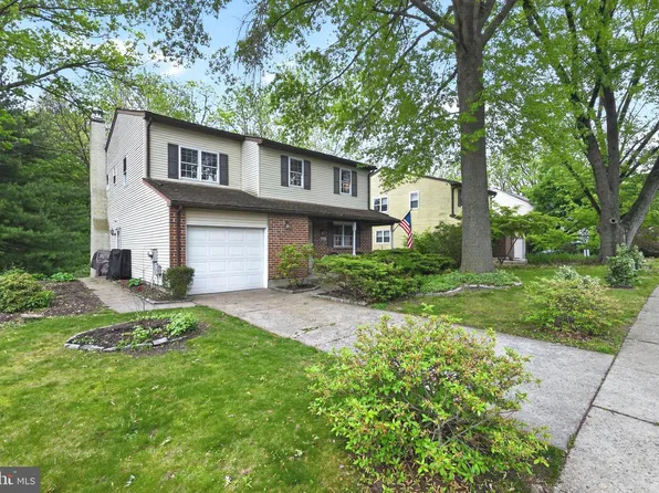 9033 Lykens Ln, Philadelphia, PA 19128