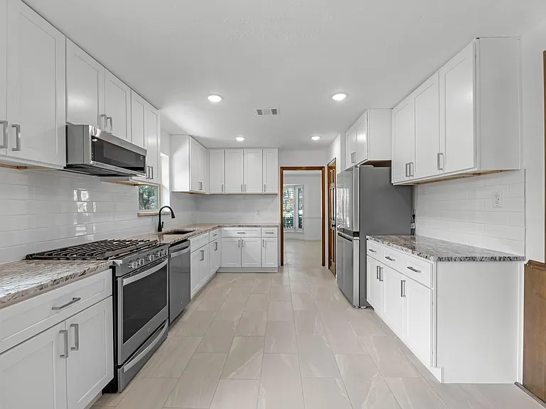 8011 Liberty Elm Ct — Photo 15