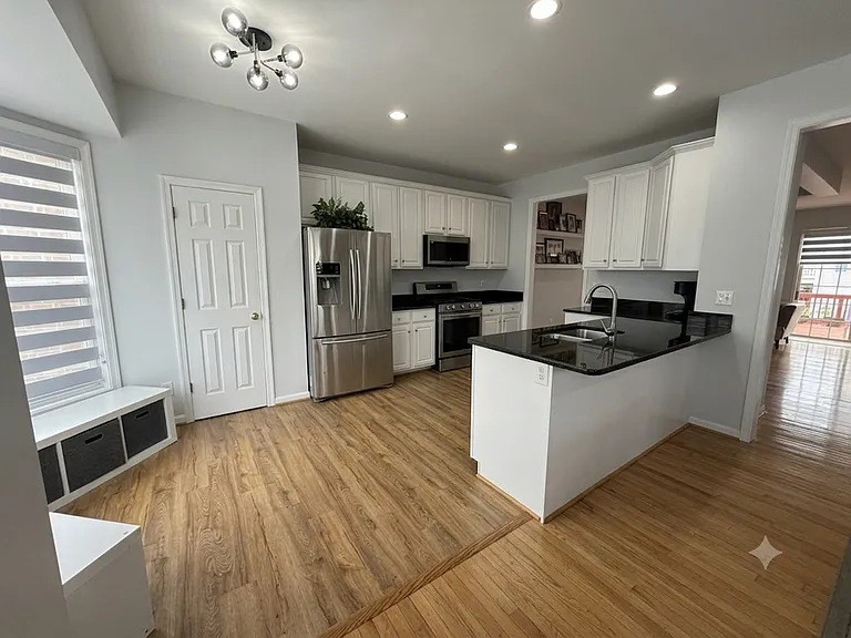 22694 Lamoreaux Landing Sq — Photo 4
