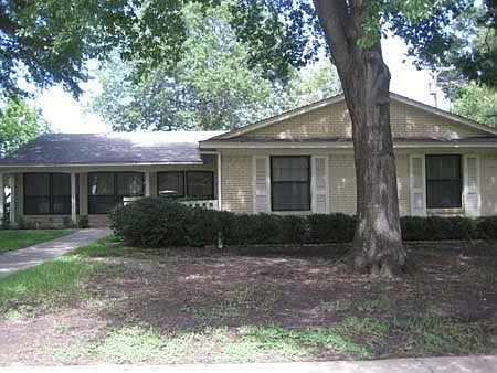 1st image of 2512 Woodlawn Dr