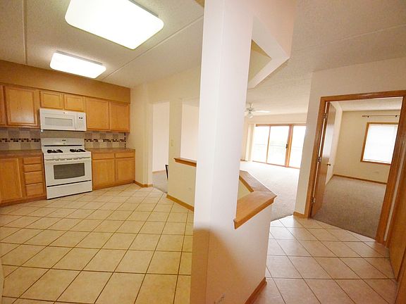 4th image of 5555 N Cumberland Ave Unit 607