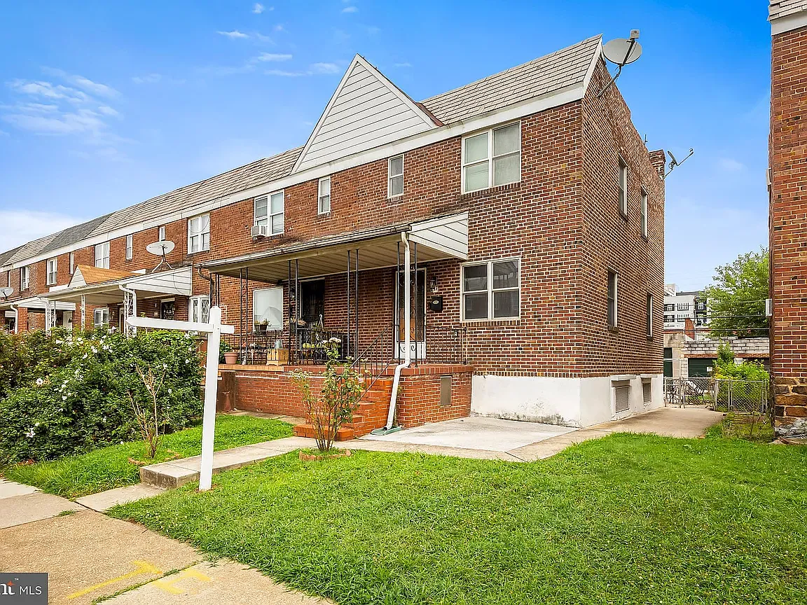 3 bed, 1000 sqft, $1,900 — Photo 1