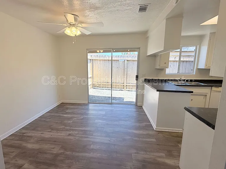 219 Plymouth Dr #B — Photo 4