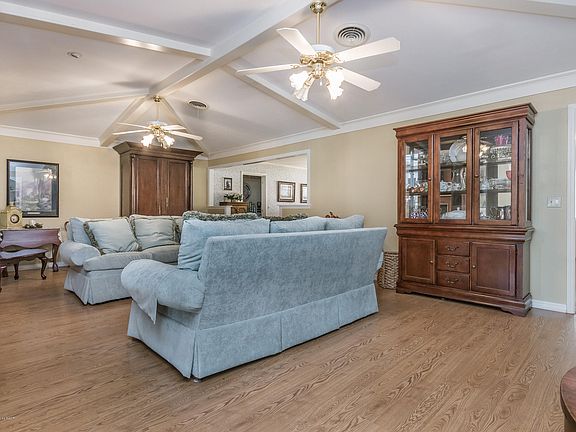 5th image of 115 Pecan St