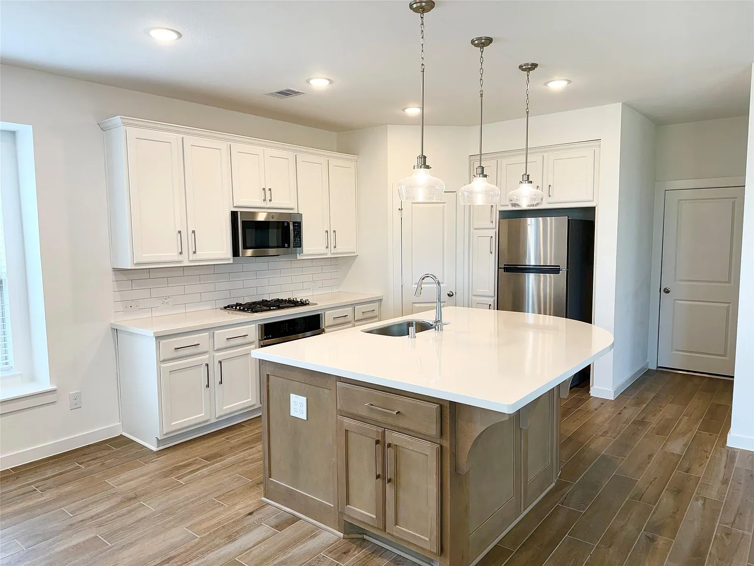 4 bed, 3.5 bath, 2415 sqft, $2,870 — Photo 2